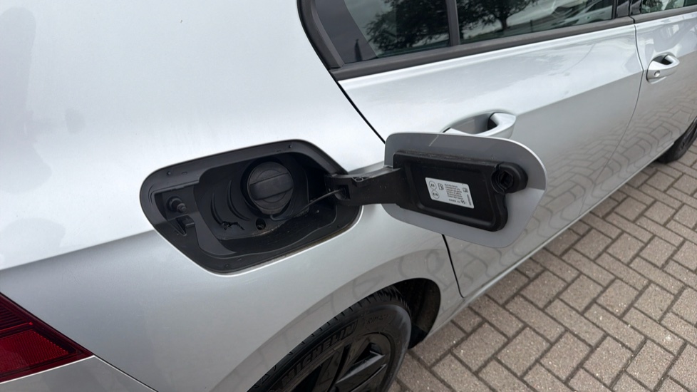 Volkswagen Golf 1.5 eTSI 150 Life 5dr DSG Petrol Hatchback - Image 26