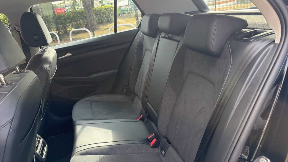 Volkswagen Golf 1.5 eTSI 150 Style 5dr DSG Petrol Hatchback - Image 16