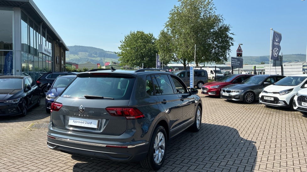 Volkswagen Tiguan 1.5 TSI 150 Life 5dr Petrol Estate - Image 41