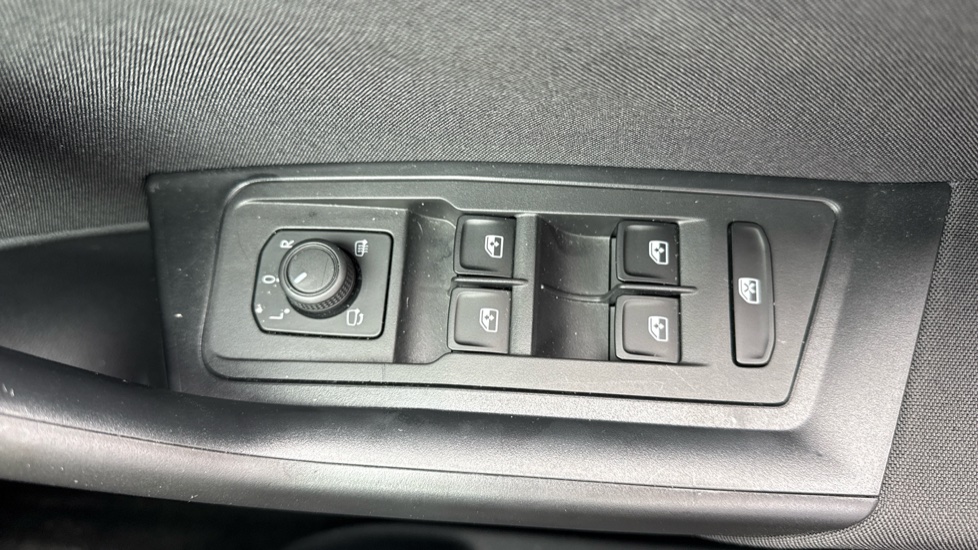 Volkswagen T-Roc 1.0 TSI Life 5dr Petrol Hatchback - Image 25