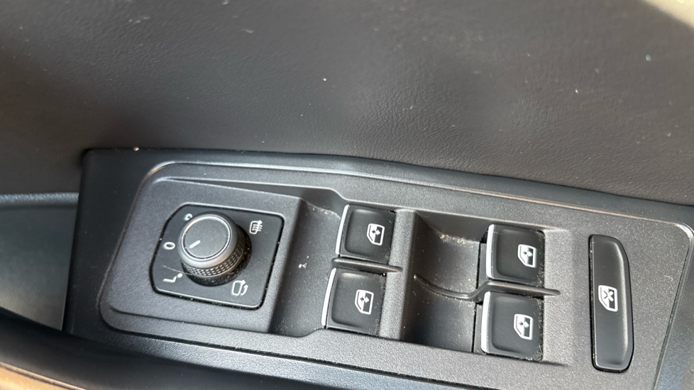 Volkswagen T-Roc 1.5 TSI EVO R-Line 5dr Petrol Hatchback - Image 31