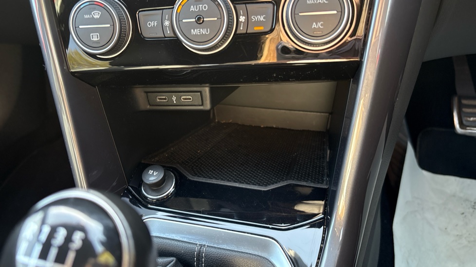 Volkswagen T-Roc 1.5 TSI EVO R-Line 5dr Petrol Hatchback - Image 36