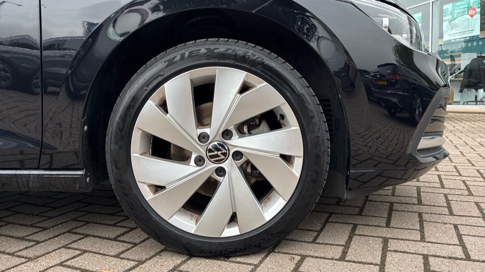 Volkswagen Golf 1.5 eTSI Style 5dr DSG Petrol Hatchback - Image 5
