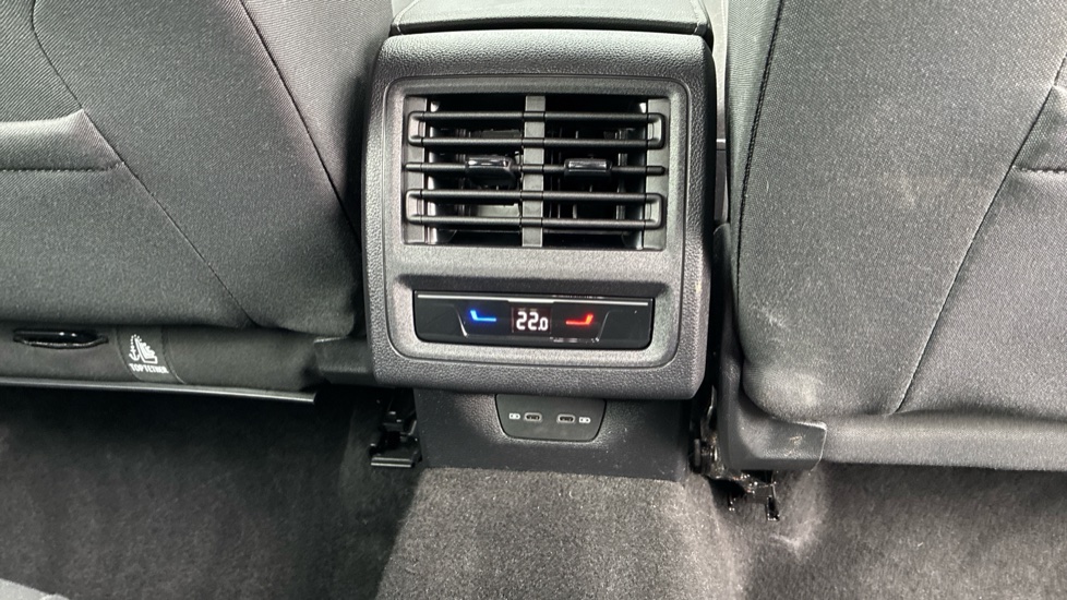 Volkswagen Golf 1.5 eTSI Style 5dr DSG Petrol Hatchback - Image 43