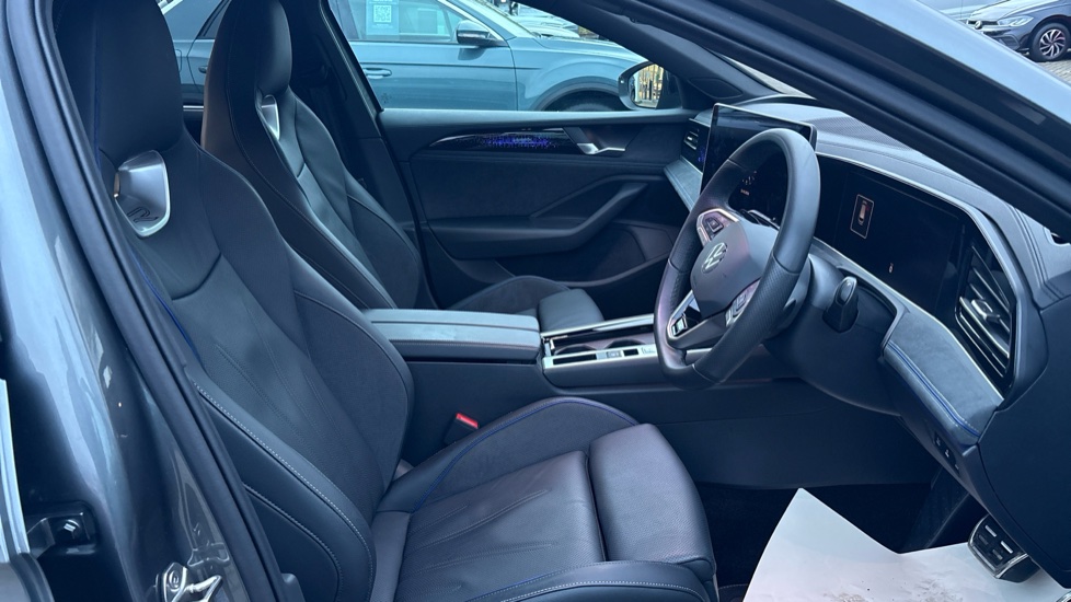 Volkswagen Passat 1.5 TSI eHybrid Black Edition 5dr DSG Estate - Image 15