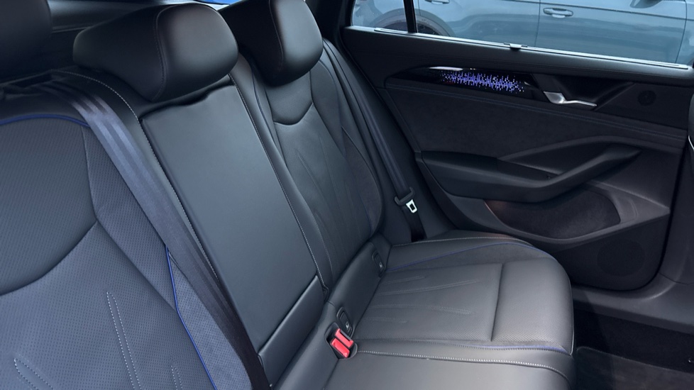 Volkswagen Passat 1.5 TSI eHybrid Black Edition 5dr DSG Estate - Image 16