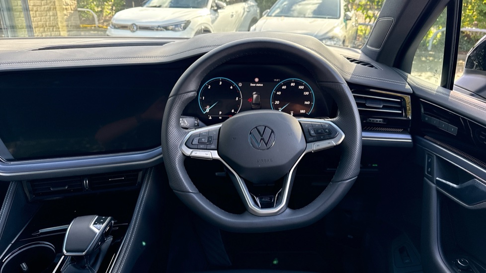 Volkswagen Touareg 3.0 V6 TDI 4Motion 286 Black Edition 5dr Tip Auto Diesel Estate - Image 10