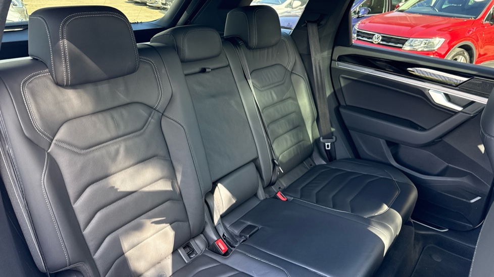 Volkswagen Touareg 3.0 V6 TDI 4Motion 286 Black Edition 5dr Tip Auto Diesel Estate - Image 16