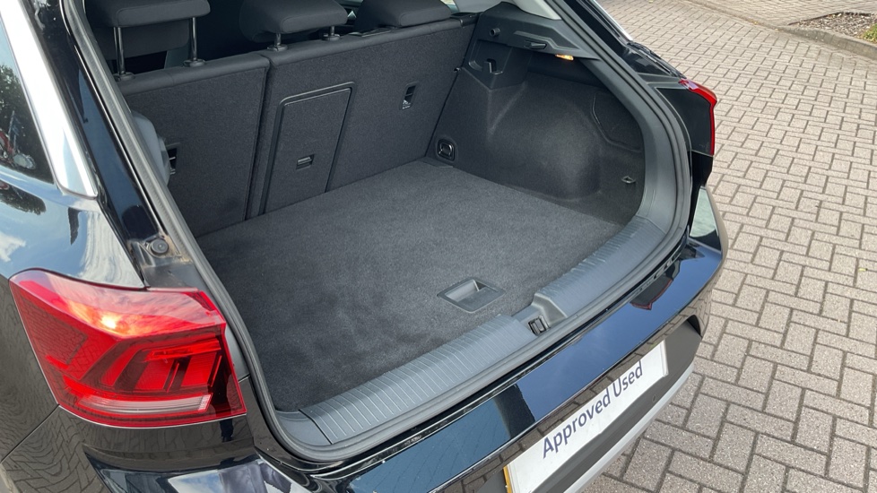 Volkswagen T-Roc 1.5 TSI Life 5dr DSG Petrol Hatchback - Image 37