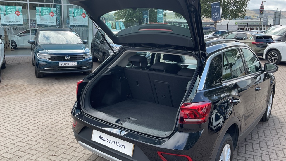 Volkswagen T-Roc 1.5 TSI Life 5dr DSG Petrol Hatchback - Image 38