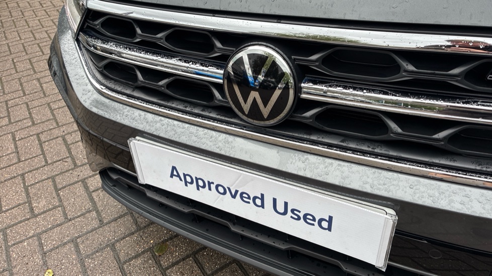 Volkswagen T-Roc 1.5 TSI R-Line 5dr DSG Petrol Hatchback - Image 37