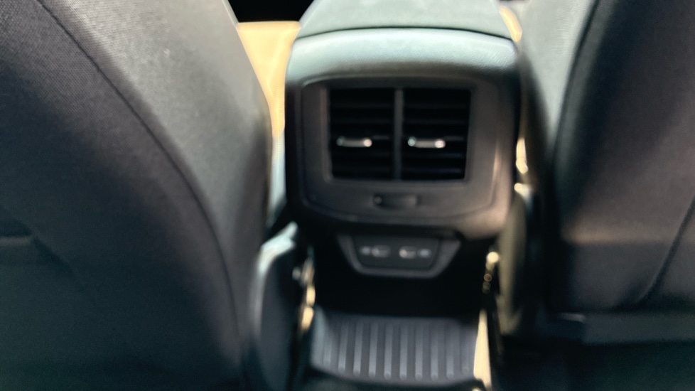Volkswagen T-Roc 1.0 TSI 110 Design 5dr Petrol Hatchback - Image 35
