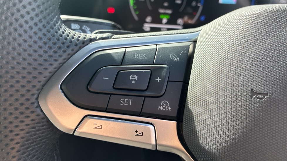 Volkswagen Touareg 3.0 V6 TSI eHybrid 4M R Final Edition 5dr Tip Auto Estate - Image 17