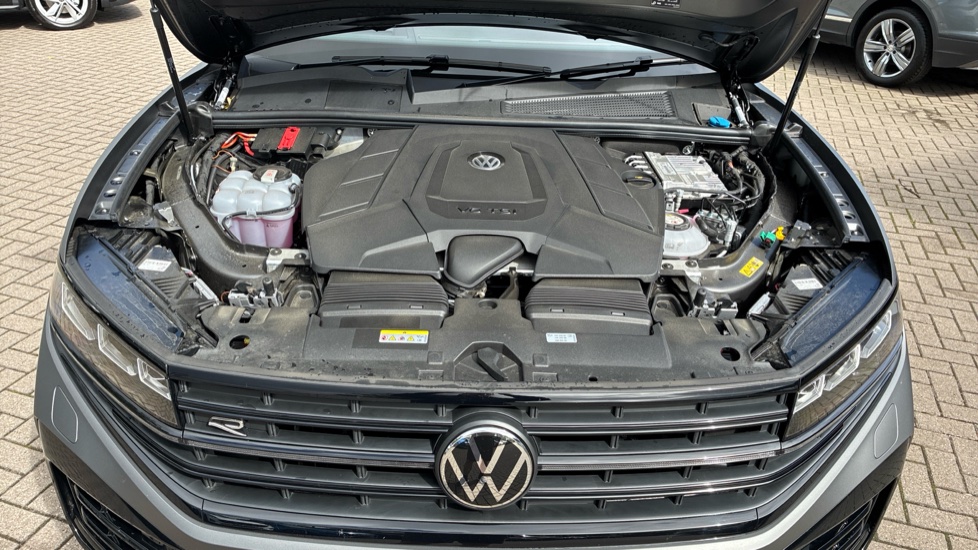 Volkswagen Touareg 3.0 V6 TSI eHybrid 4M R Final Edition 5dr Tip Auto Estate - Image 37