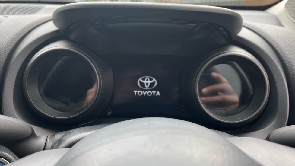 Toyota Yaris Cross 1.5 Hybrid Icon 5dr CVT Hybrid Estate - Image 18