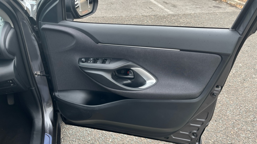 Toyota Yaris Cross 1.5 Hybrid Icon 5dr CVT Hybrid Estate - Image 32