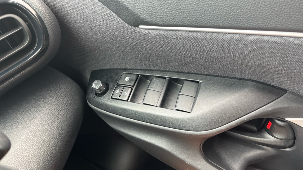 Toyota Yaris Cross 1.5 Hybrid Icon 5dr CVT Hybrid Estate - Image 34