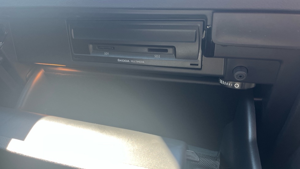 Skoda Karoq 1.5 TSI SE L 5dr Petrol Estate - Image 35