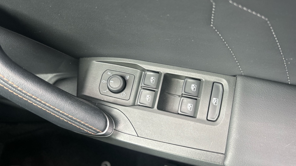 CUPRA Leon 1.5 eTSI V1 Design Edition 5dr DSG Petrol Hatchback - Image 24