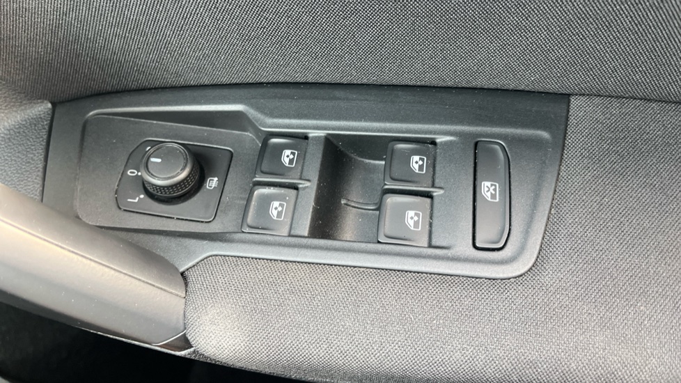 Volkswagen Tiguan 1.5 TSI 150 Life 5dr DSG Petrol Estate - Image 33
