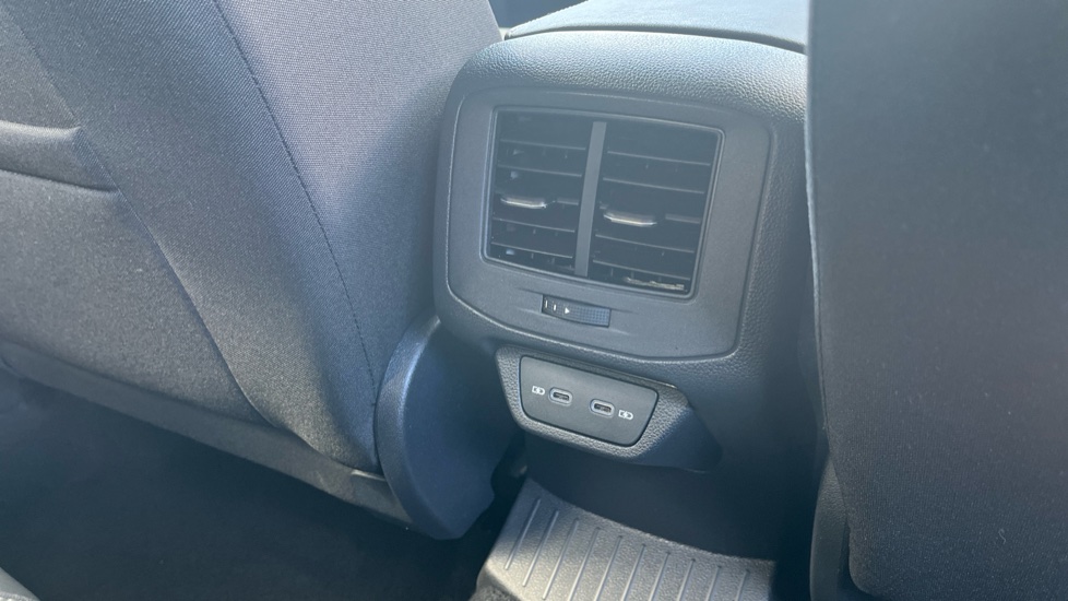 Volkswagen T-Roc 1.5 TSI Style 5dr DSG Petrol Hatchback - Image 30