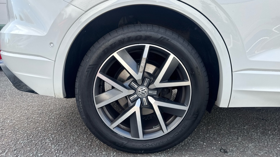 Volkswagen Touareg 3.0 V6 TDI 4Motion R-Line 5dr Tip Auto Diesel Estate - Image 5