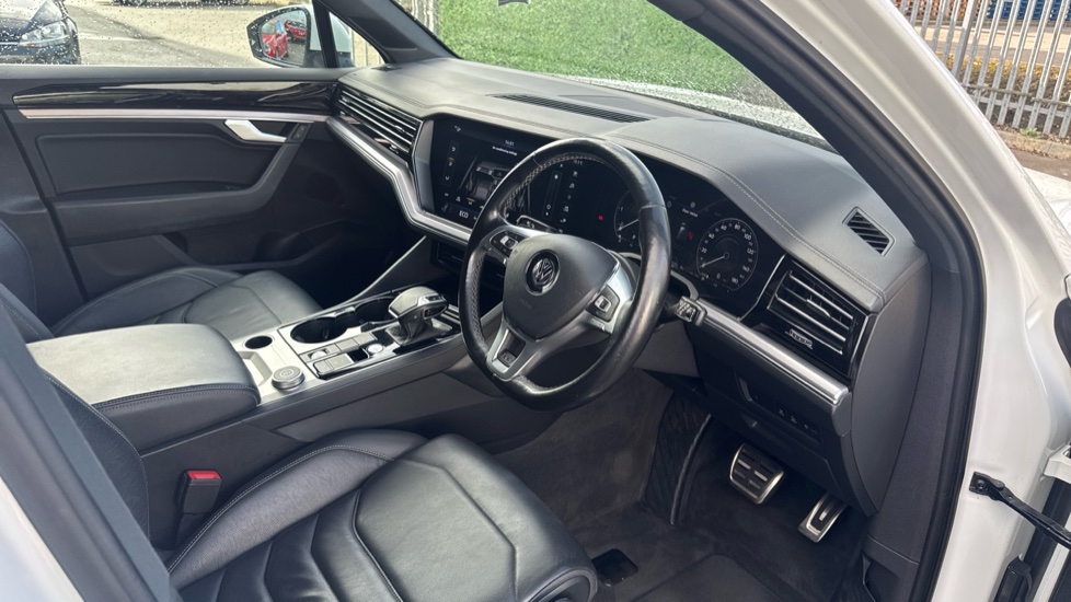 Volkswagen Touareg 3.0 V6 TDI 4Motion R-Line 5dr Tip Auto Diesel Estate - Image 6