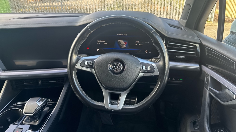 Volkswagen Touareg 3.0 V6 TDI 4Motion R-Line 5dr Tip Auto Diesel Estate - Image 10