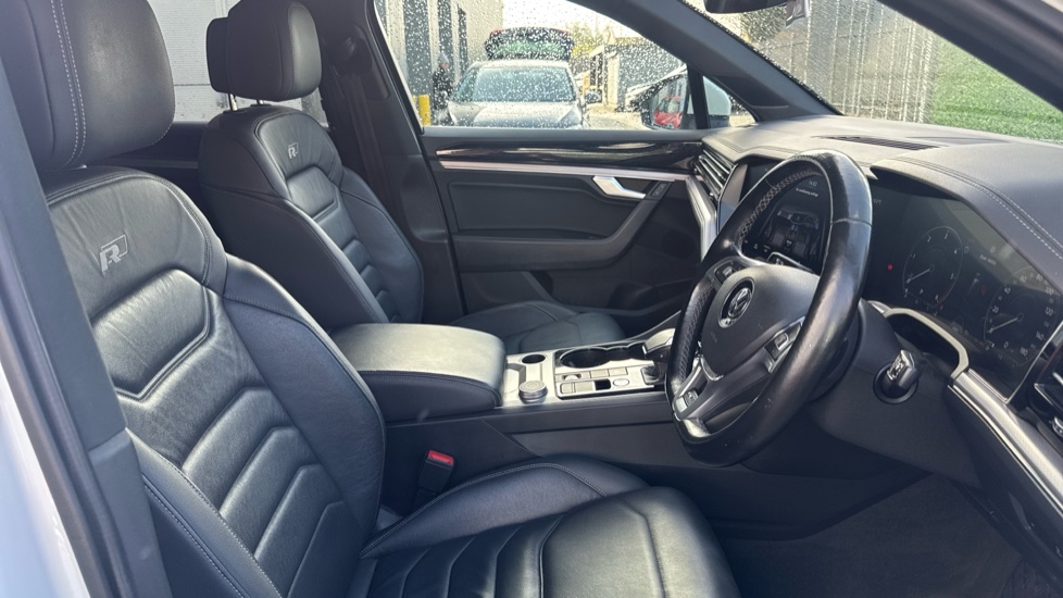 Volkswagen Touareg 3.0 V6 TDI 4Motion R-Line 5dr Tip Auto Diesel Estate - Image 15