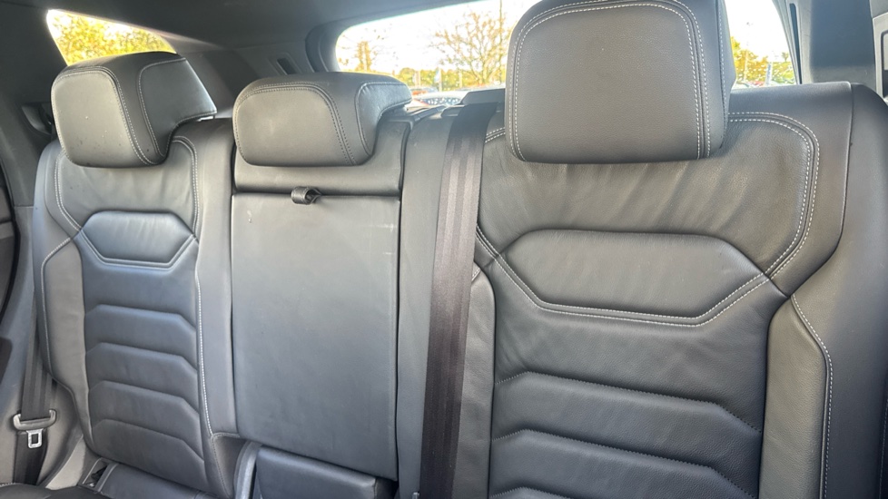 Volkswagen Touareg 3.0 V6 TDI 4Motion R-Line 5dr Tip Auto Diesel Estate - Image 16