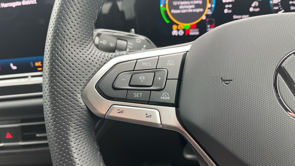 Volkswagen Tiguan 1.5 TSI 272 eHybrid R-Line 5dr DSG Estate - Image 17