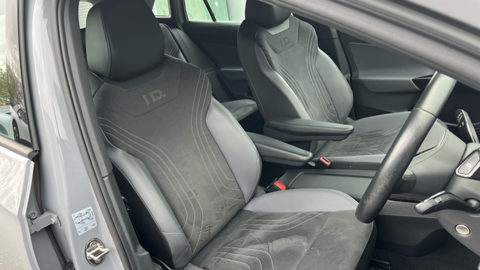 Volkswagen ID.4 109kW Life Pure 52kWh 5dr Auto [110kW Ch] Electric Estate - Image 33