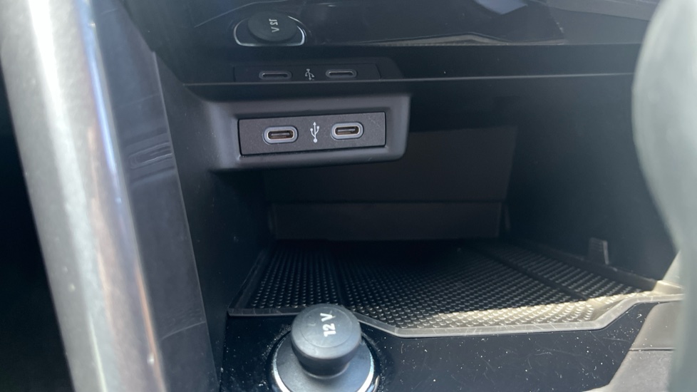 Volkswagen T-Roc 2.0 TSI 4MOTION Style 5dr DSG Petrol Hatchback - Image 39