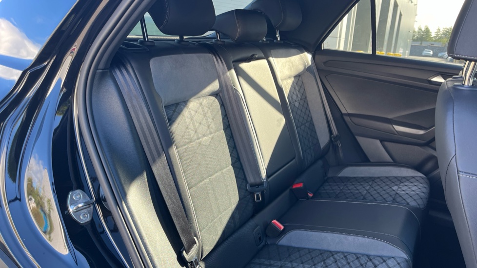 Volkswagen T-Roc 1.5 TSI R-Line 5dr DSG Petrol Hatchback - Image 33