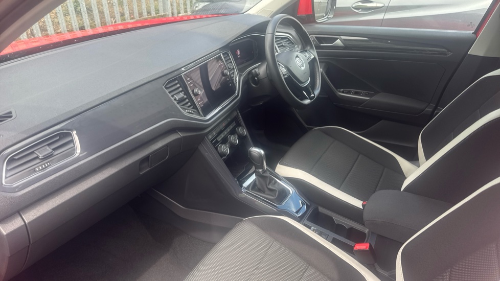 Volkswagen T-Roc 1.5 TSI EVO SEL 5dr DSG Petrol Hatchback - Image 2