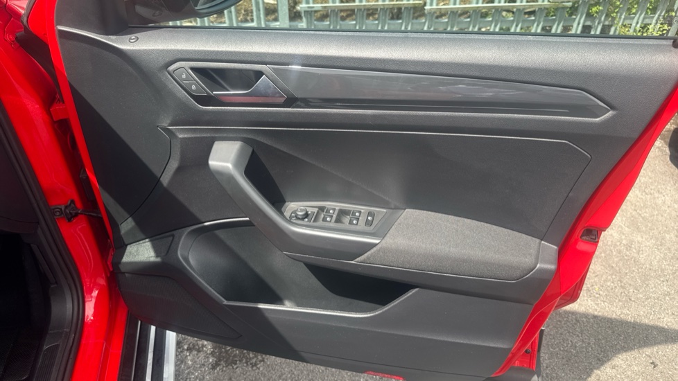Volkswagen T-Roc 1.5 TSI EVO SEL 5dr DSG Petrol Hatchback - Image 19