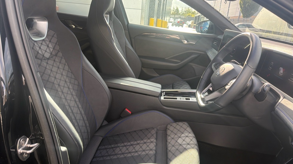 Volkswagen Passat 1.5 TSI eHybrid Black Edition 5dr DSG Estate - Image 15