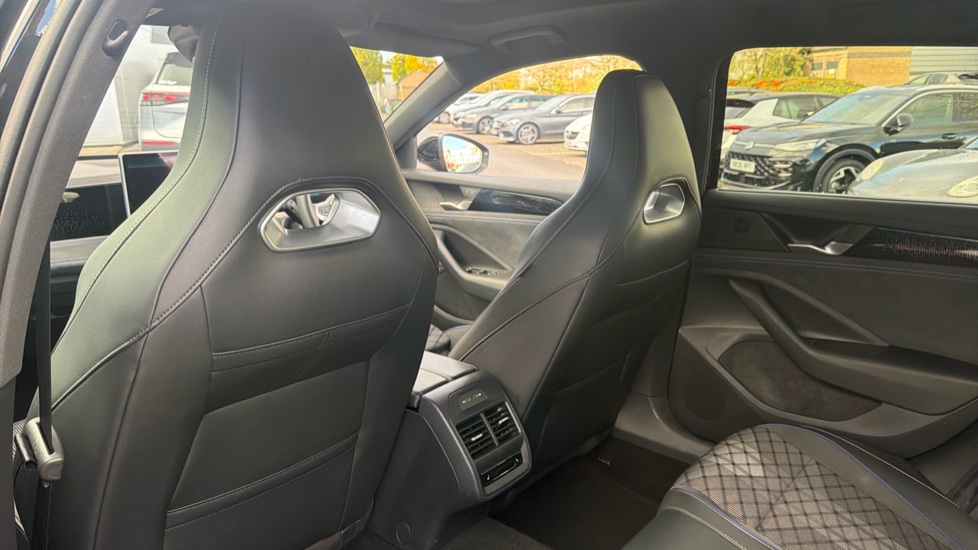 Volkswagen Passat 1.5 TSI eHybrid Black Edition 5dr DSG Estate - Image 24