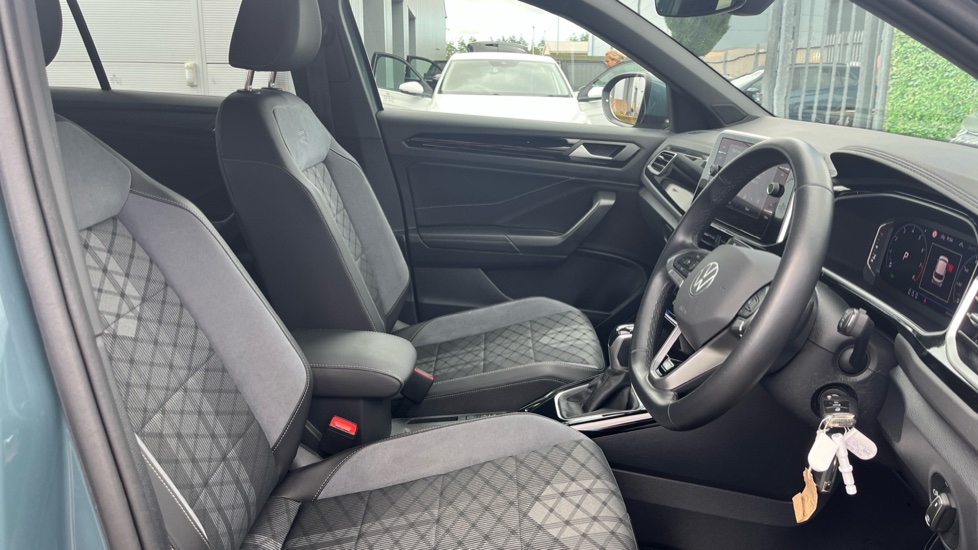 Volkswagen T-Roc 1.5 TSI R-Line 5dr DSG Petrol Hatchback - Image 15