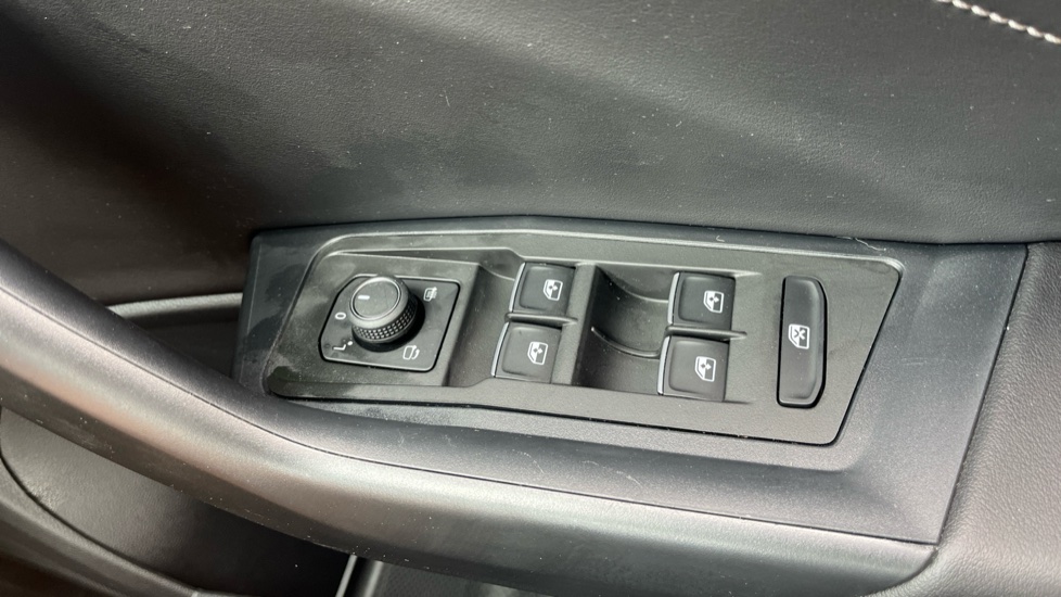 Volkswagen T-Roc 1.5 TSI R-Line 5dr DSG Petrol Hatchback - Image 33