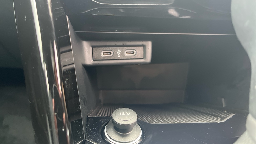 Volkswagen T-Roc 1.5 TSI R-Line 5dr DSG Petrol Hatchback - Image 39