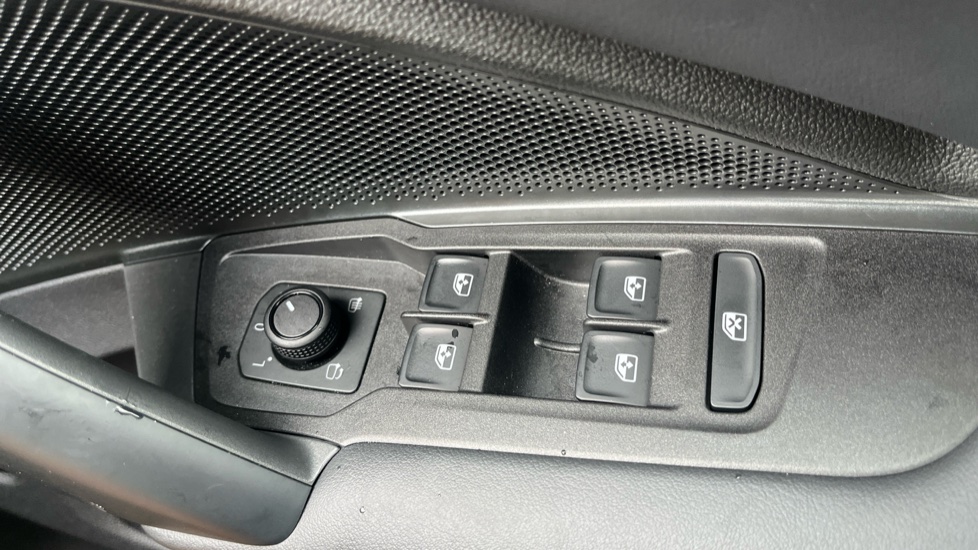 Volkswagen Tayron 1.5 TSI eHybrid Match 5dr DSG6 Estate - Image 35