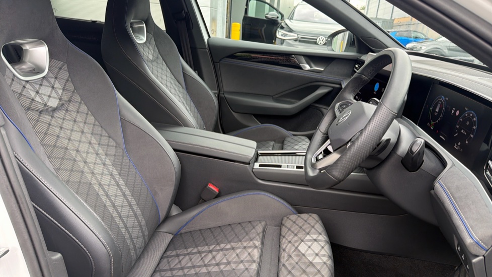 Volkswagen Passat 1.5 TSI eHybrid 272 R-Line 5dr DSG Estate - Image 15