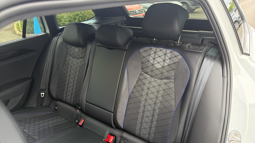 Volkswagen Passat 1.5 TSI eHybrid 272 R-Line 5dr DSG Estate - Image 16