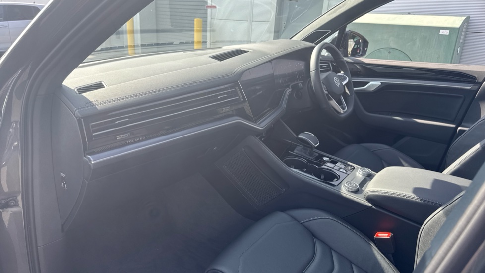 Volkswagen Touareg 3.0 V6 TDI 4Motion 286 Black Edition 5dr Tip Auto Diesel Estate - Image 2