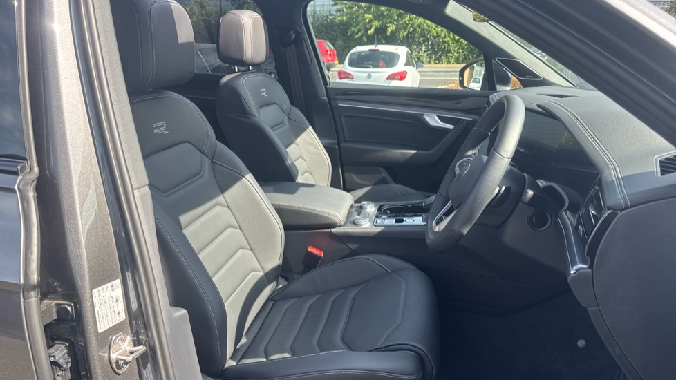 Volkswagen Touareg 3.0 V6 TDI 4Motion 286 Black Edition 5dr Tip Auto Diesel Estate - Image 15