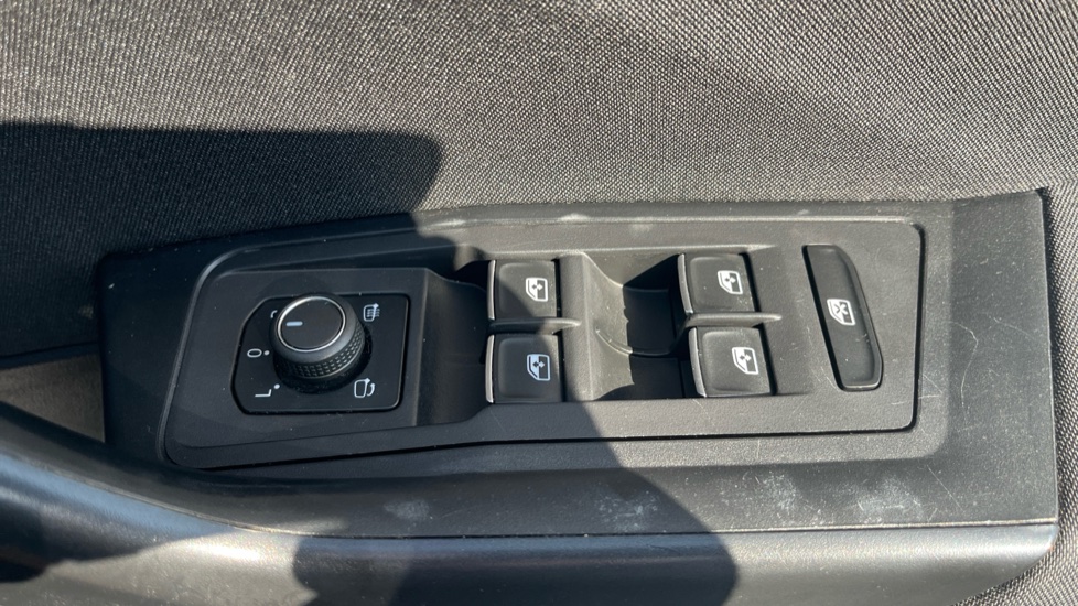 Volkswagen T-Roc 1.5 TSI EVO Active 5dr Petrol Hatchback - Image 38