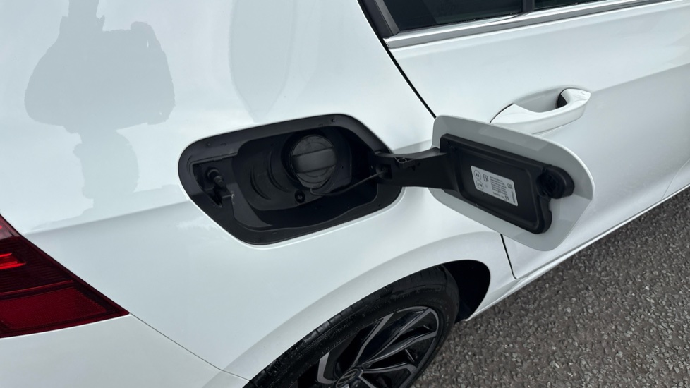 Volkswagen Golf 1.5 eTSI 150 Style 5dr DSG Petrol Hatchback - Image 26