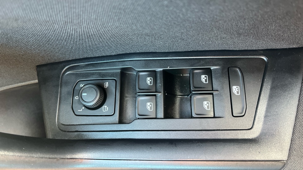 Volkswagen T-Roc 1.5 TSI Life 5dr Petrol Hatchback - Image 30