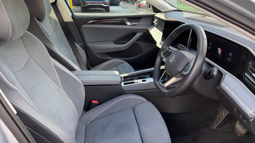 Volkswagen Passat 1.5 TSI eHybrid Life 5dr DSG Estate - Image 15